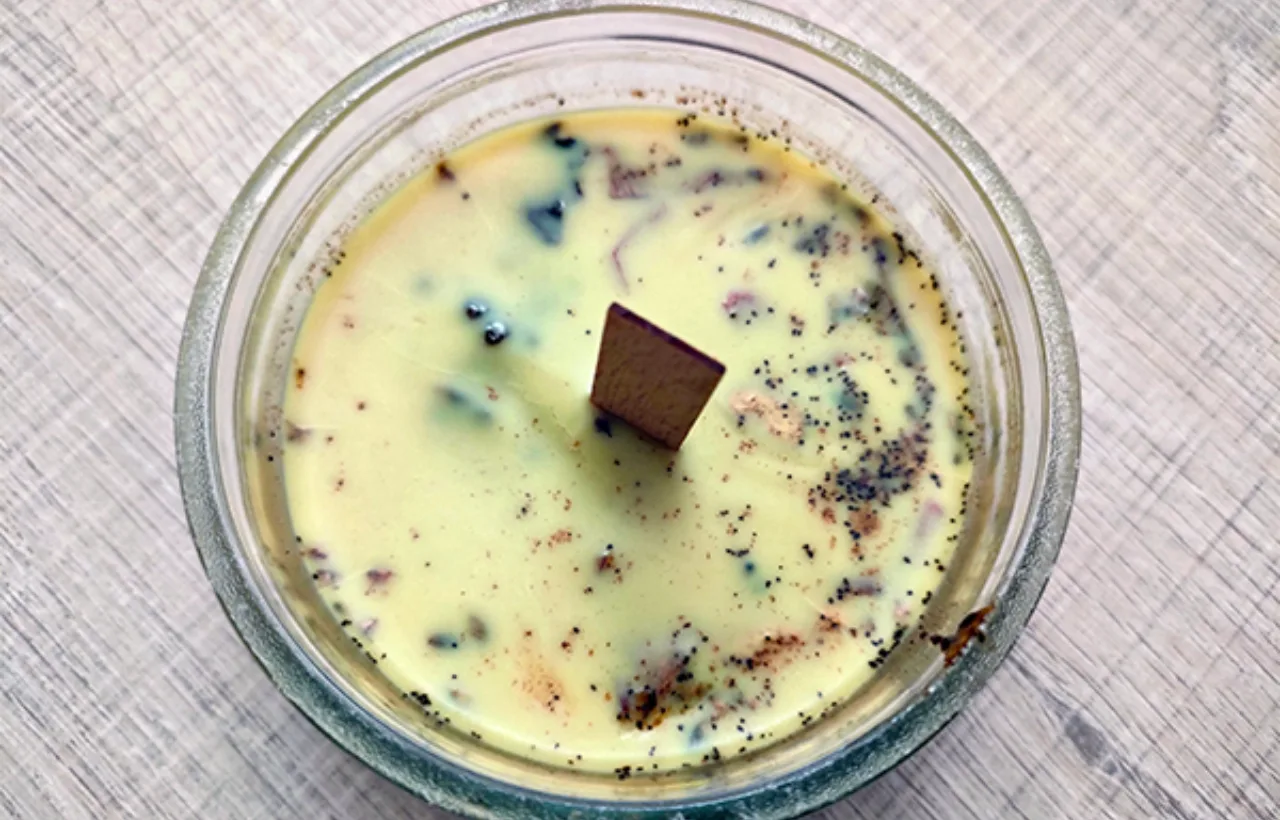 Światowy dzień recyclingu wykorzystanie szklanych opakowań po kosmetykach i jogurtach