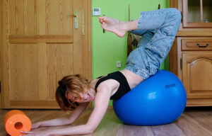 pilates z piłką swiss dla początkujących