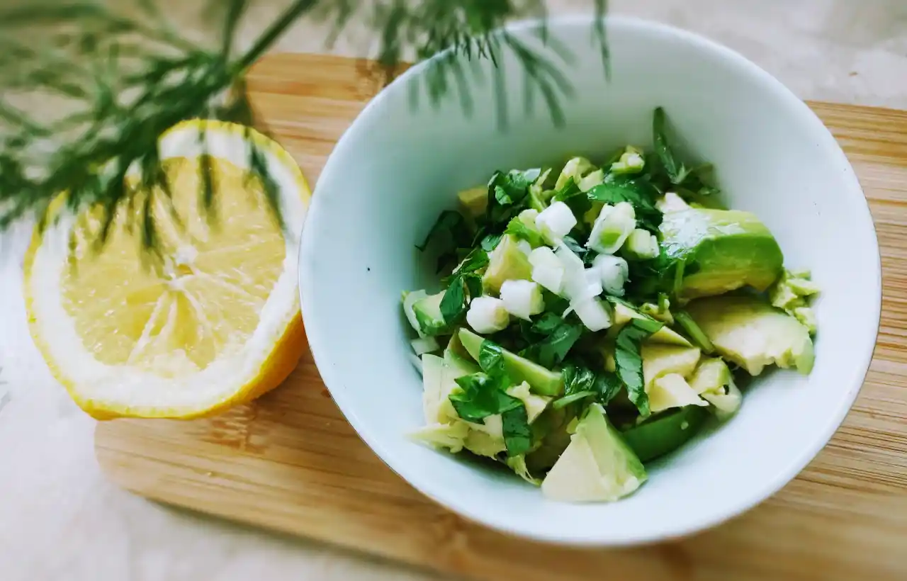 wegańskie jedzenie z awokado